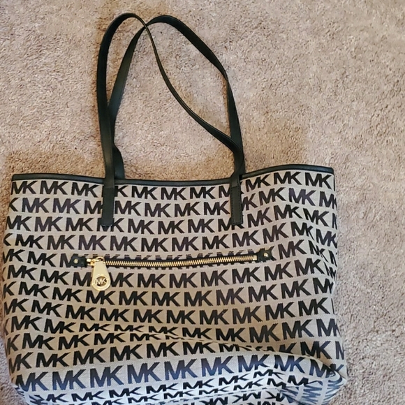 Michael Kors purse - Picture 1 of 4